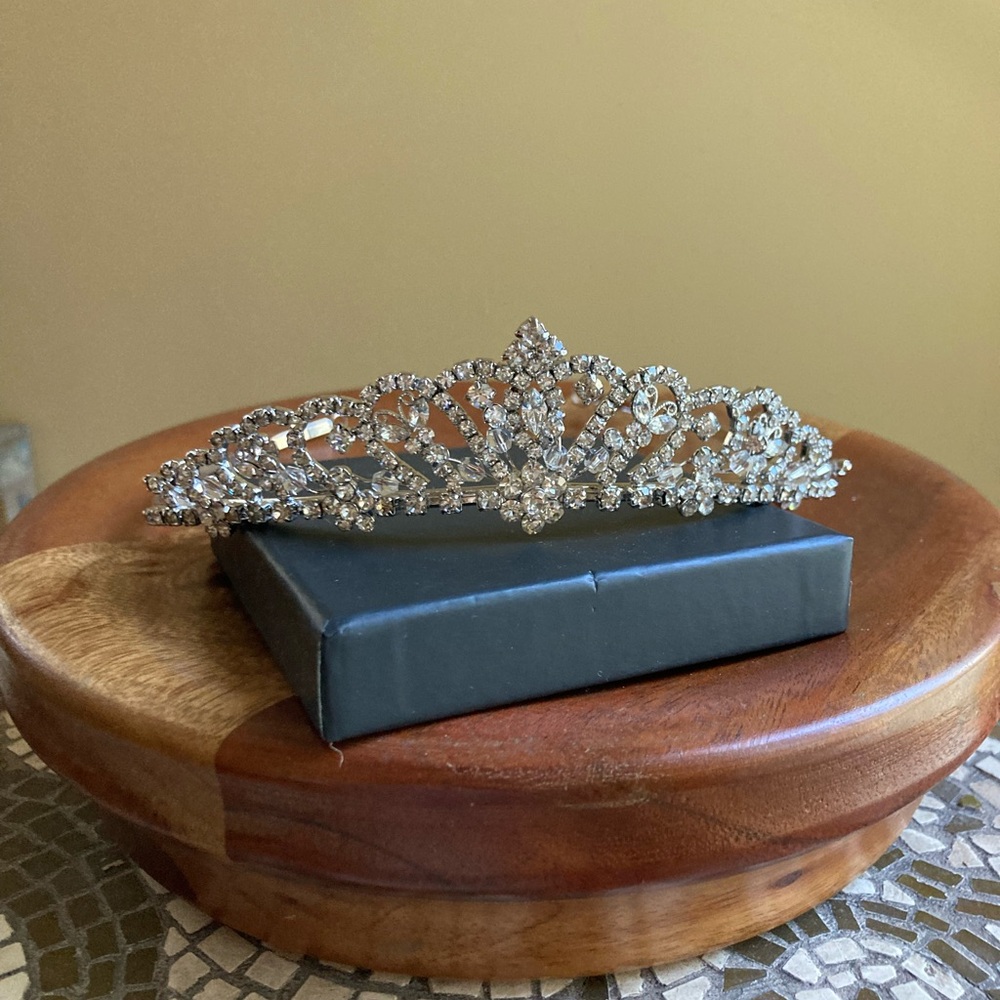 Elegant Silver Tiara with Rhinestones NWT